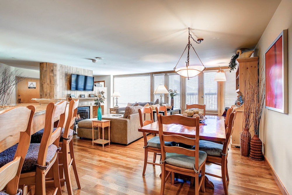 Deluxe Apartment, 2 Bedrooms - In-Room Dining