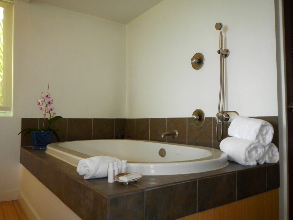 Deep Soaking Bathtub