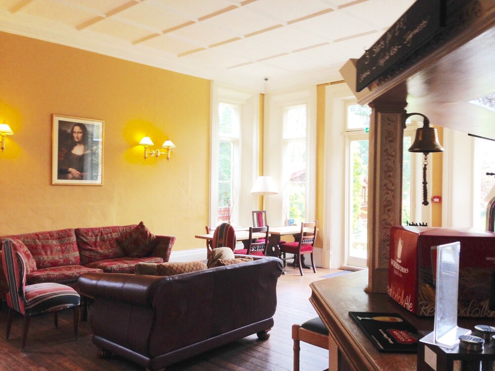 Hotel Lounge
