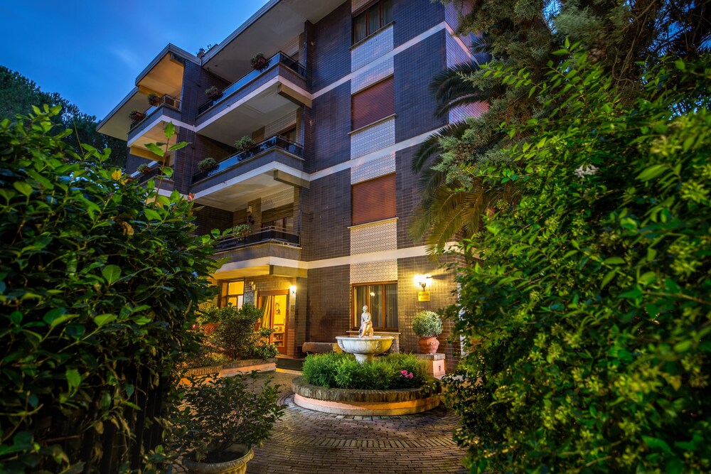 Facciata hotel (sera/notte)