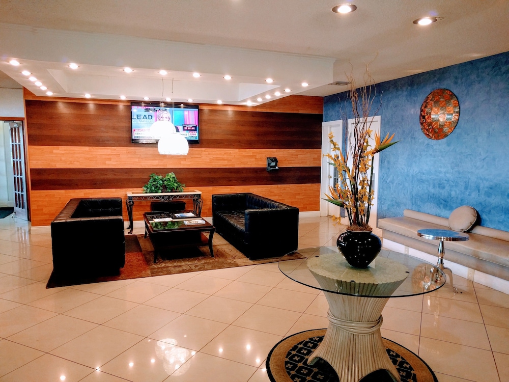 Lobby lounge, Red Carpet Inn Airport/Cruiseport