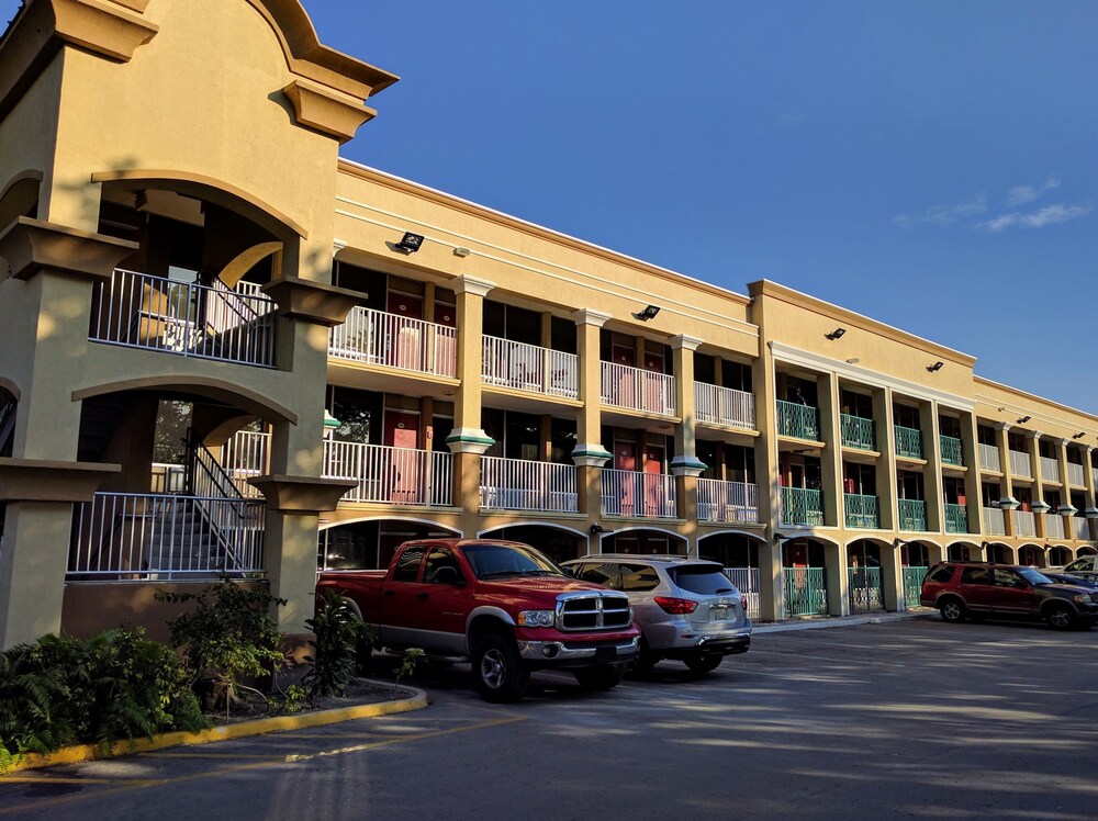 Exterior detail, Red Carpet Inn Airport/Cruiseport