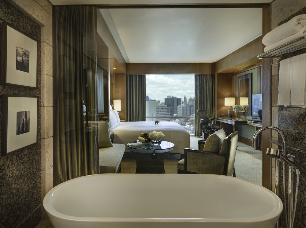 Deep Soaking Bathtub