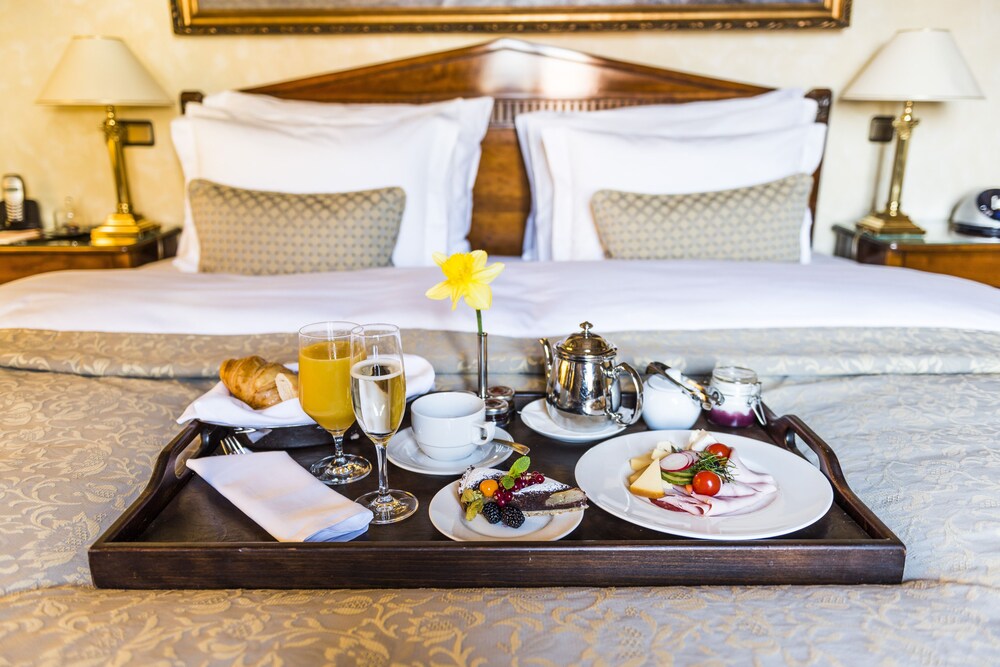 Room Service - Dining