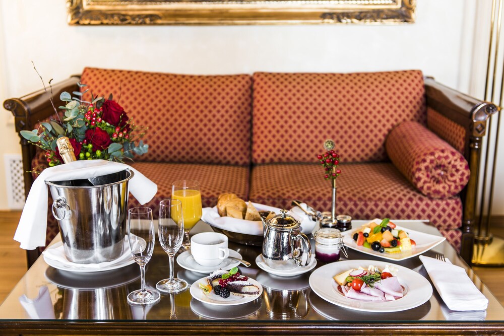 Room Service - Dining