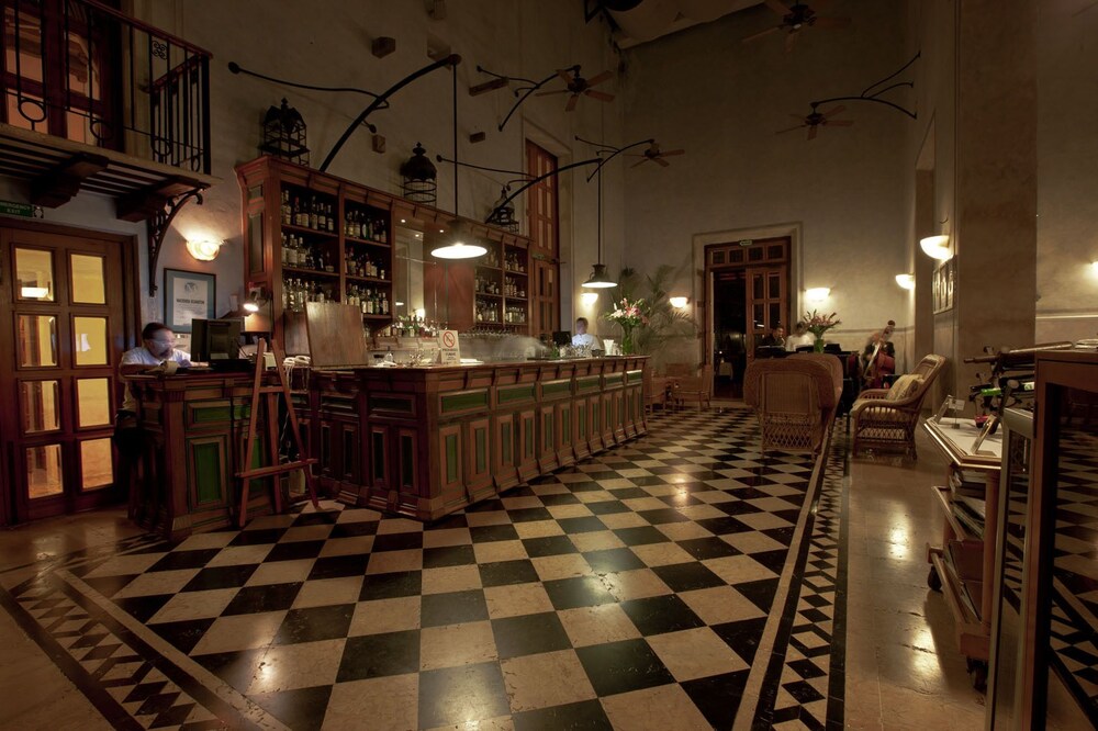 Hotel Bar