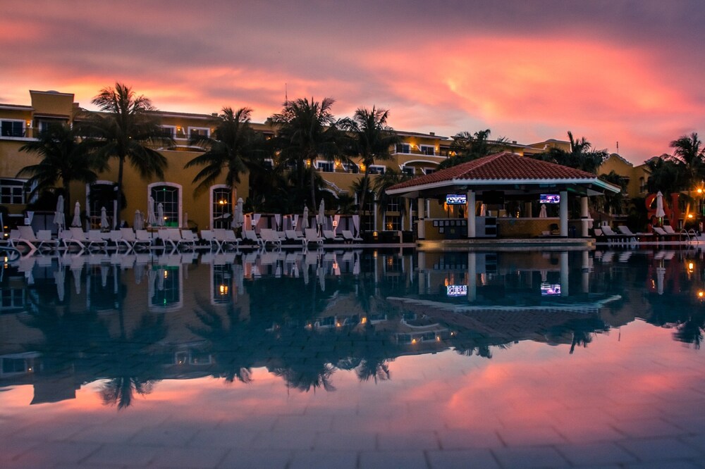 Poolside Bar