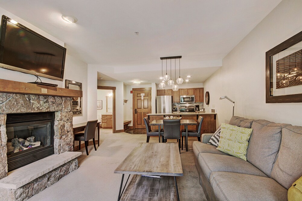 Condo, 1 Bedroom - Living Room