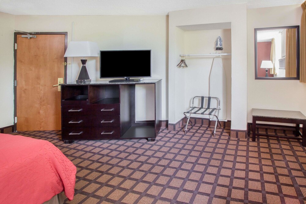 Room, Super 8 by Wyndham Chicago IL