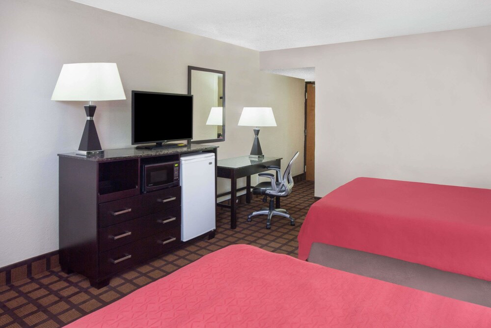 Room, Super 8 by Wyndham Chicago IL