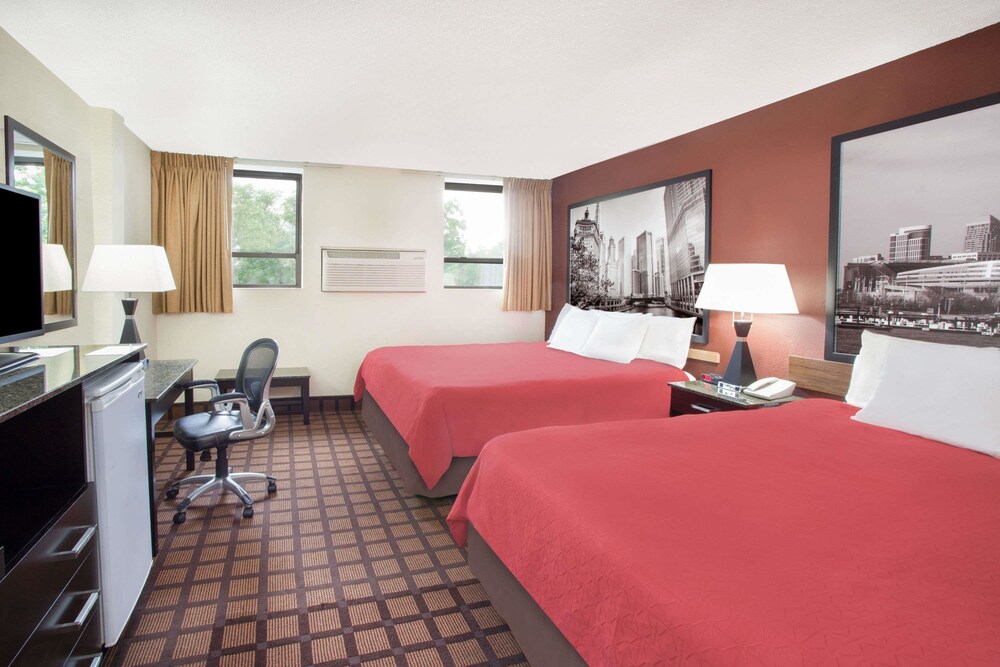 Room, Super 8 by Wyndham Chicago IL