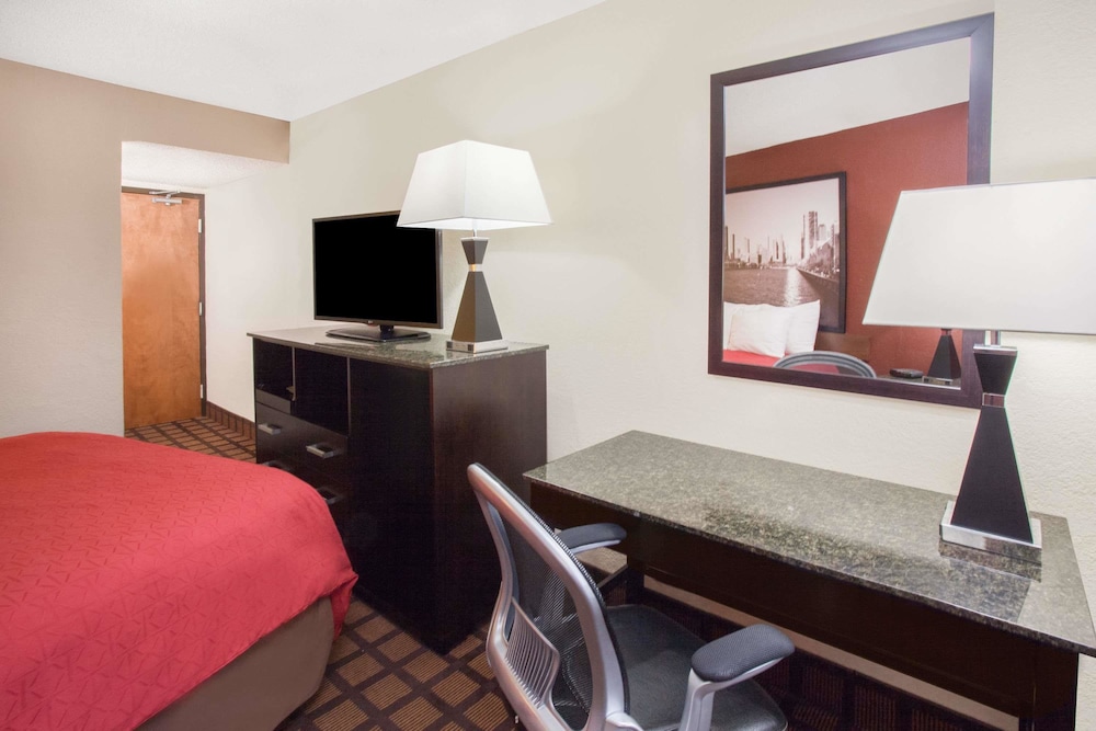 Room, Super 8 by Wyndham Chicago IL