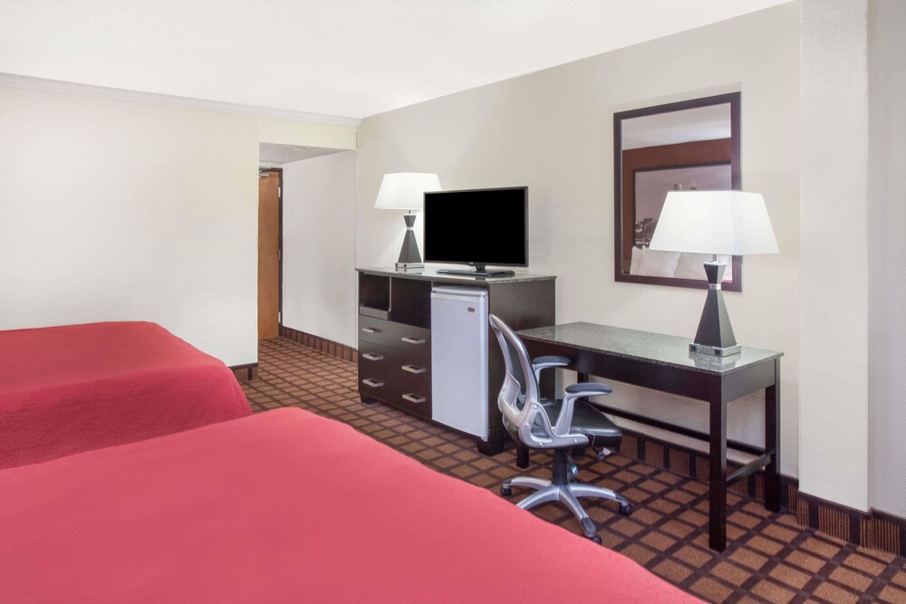 Room, Super 8 by Wyndham Chicago IL