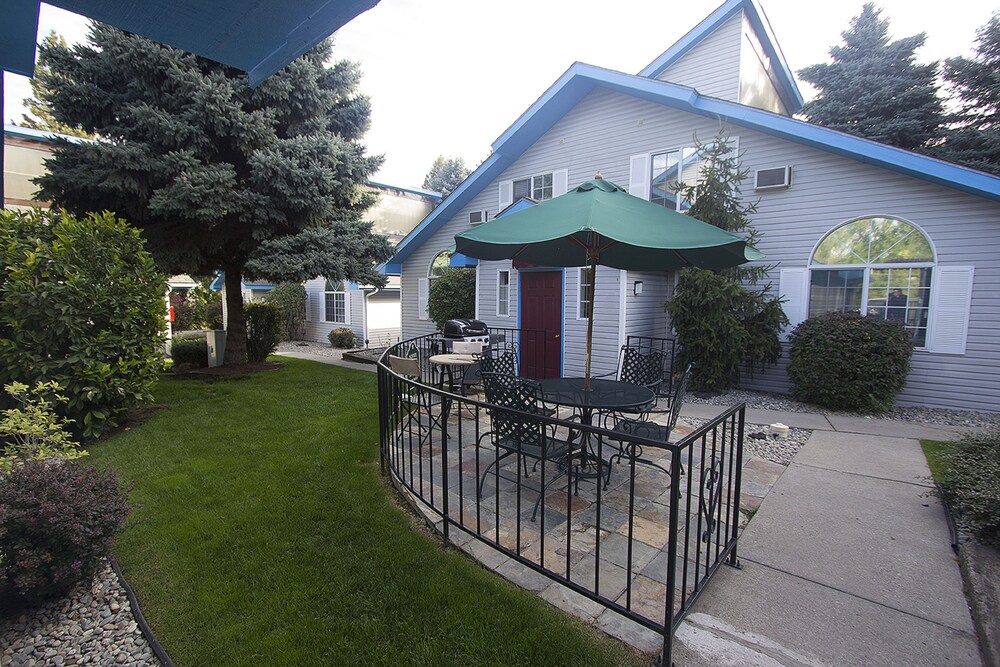 Courtyard, Turning Leaf Townhome Suites