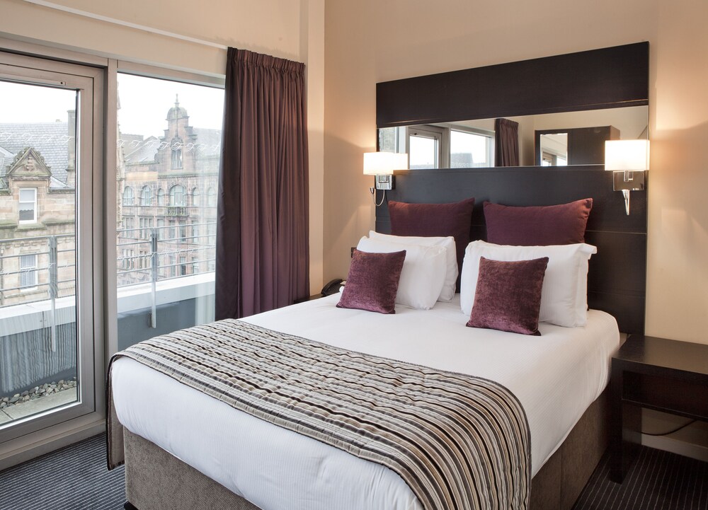 Deluxe One Bedroom - Guestroom