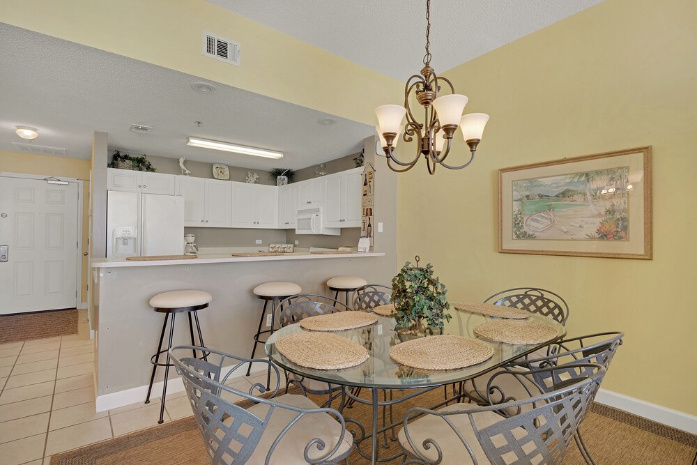 Condo, 2 Bedrooms, 2 Bathrooms, Sea View - In-Room Dining