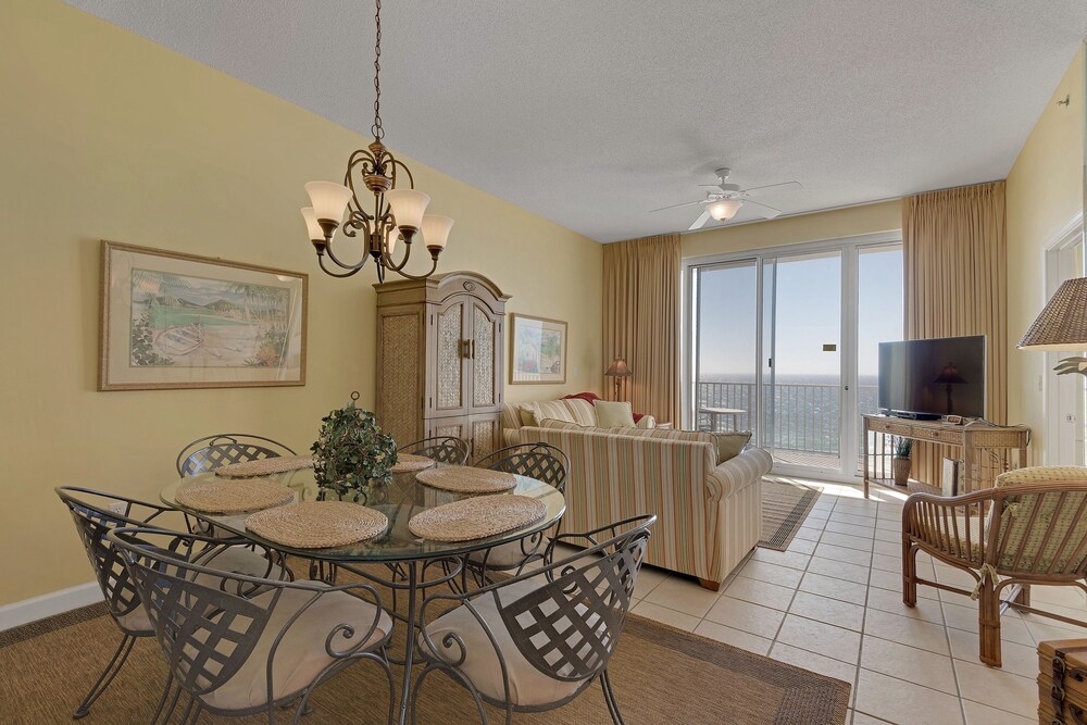 Condo, 2 Bedrooms, 2 Bathrooms, Sea View - In-Room Dining