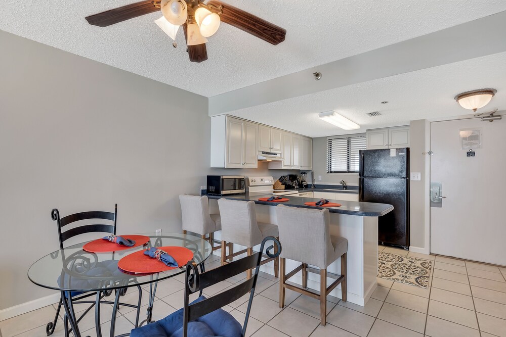 Condo, 1 Bedroom, 1.5 Bathroom, Sea View - In-Room Dining