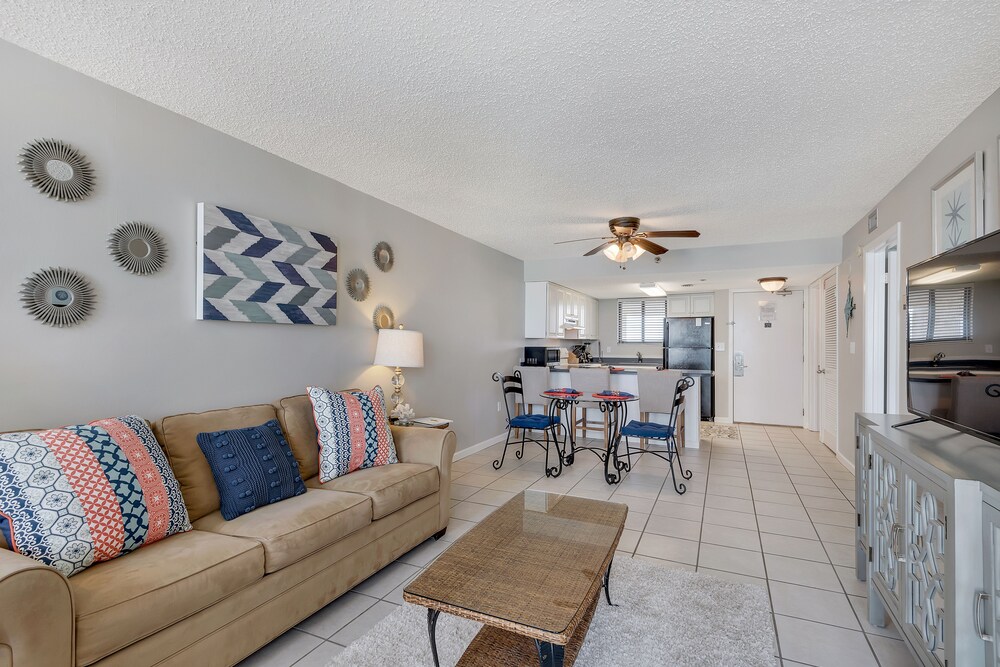 Condo, 1 Bedroom, 1.5 Bathroom, Sea View - Living Area