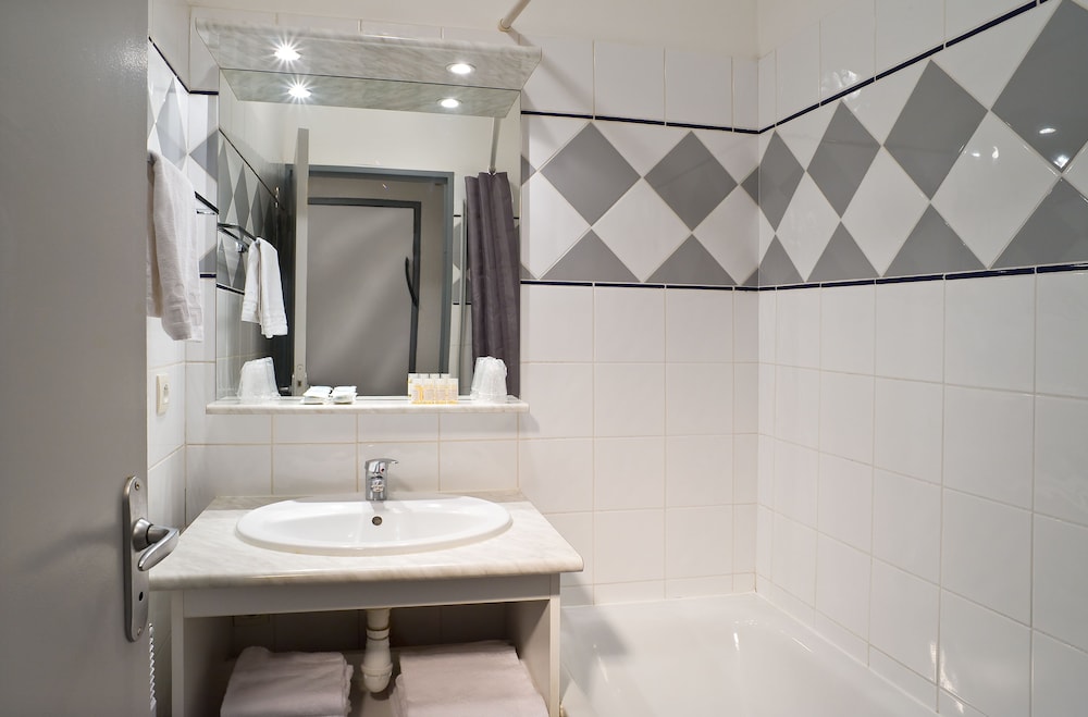 2 Rooms 4 with Balcony - Bathroom
