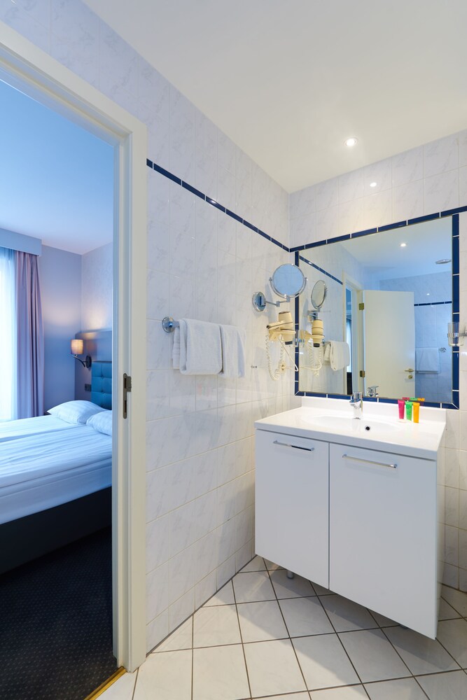 Apartment, 1 Bedroom (Street View) - Guestroom