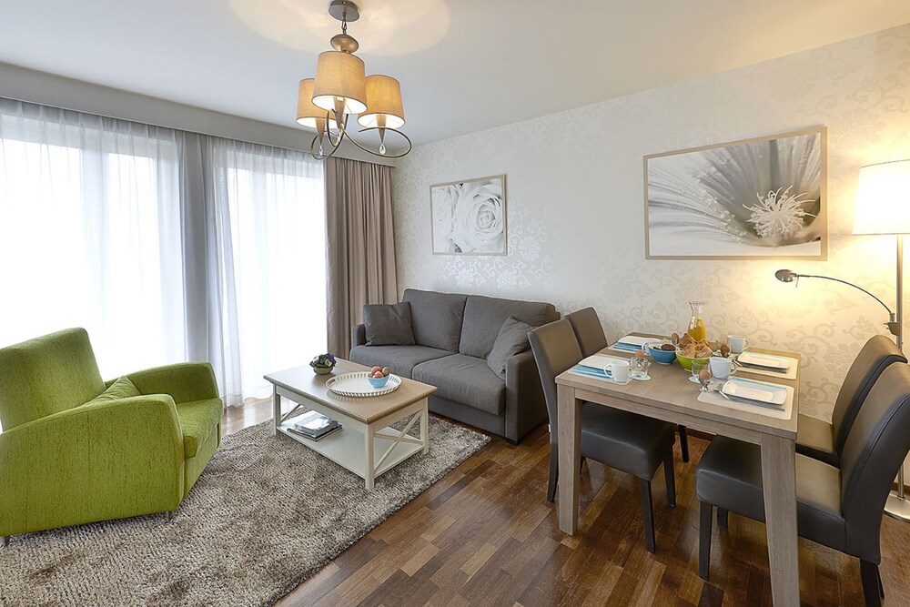 Apartment, 1 Bedroom (Street View) - Guestroom