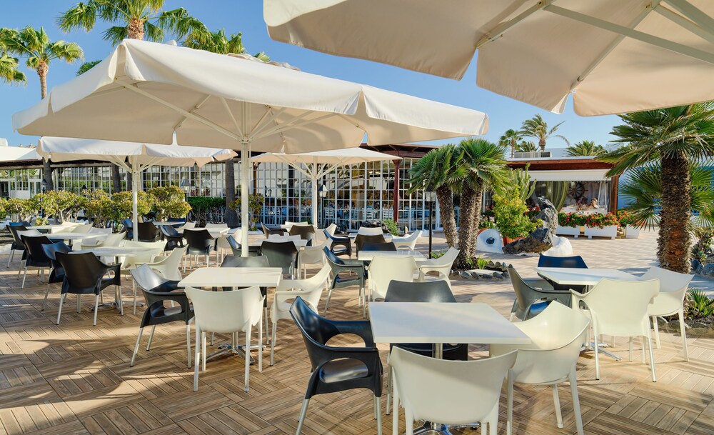 Bar junto a la piscina