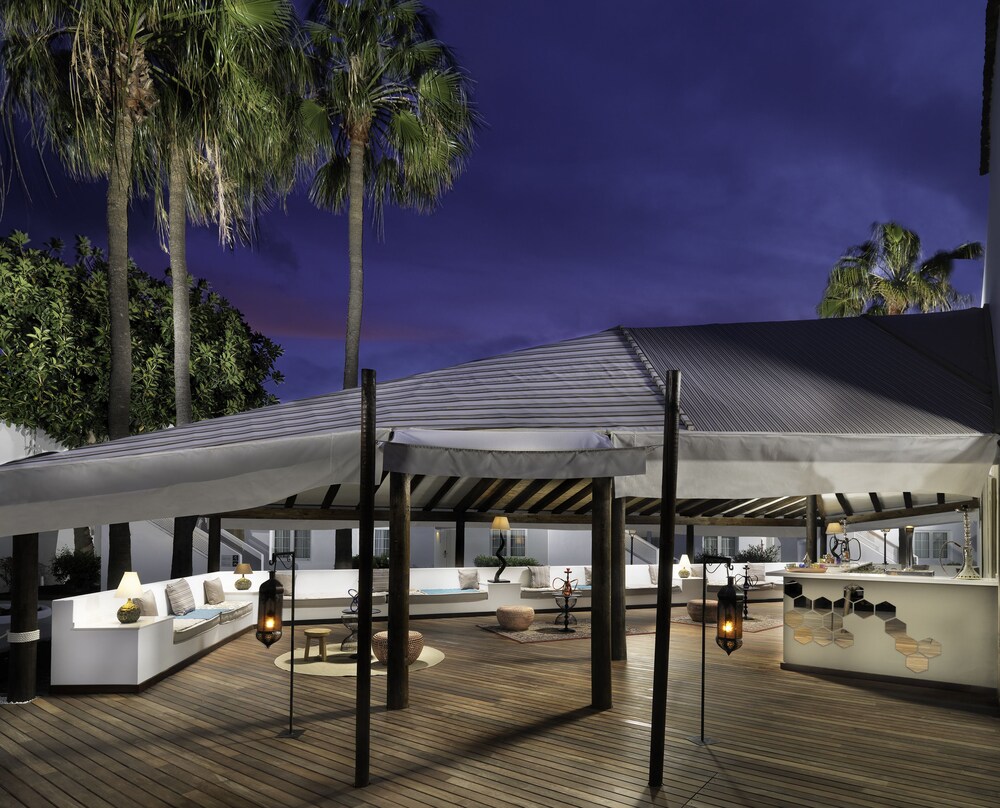 Bar junto a la piscina