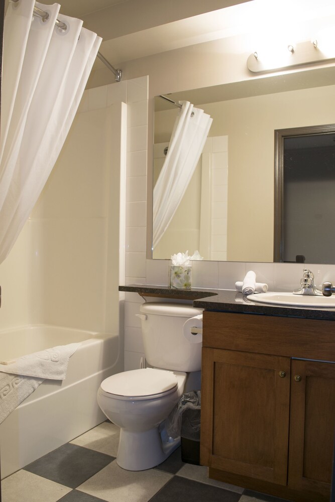 Two Bedroom Luxury Chalets - Bathroom