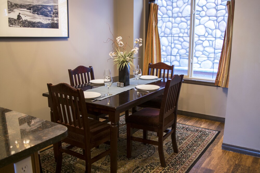 Two Bedroom Luxury Chalets - In-Room Dining