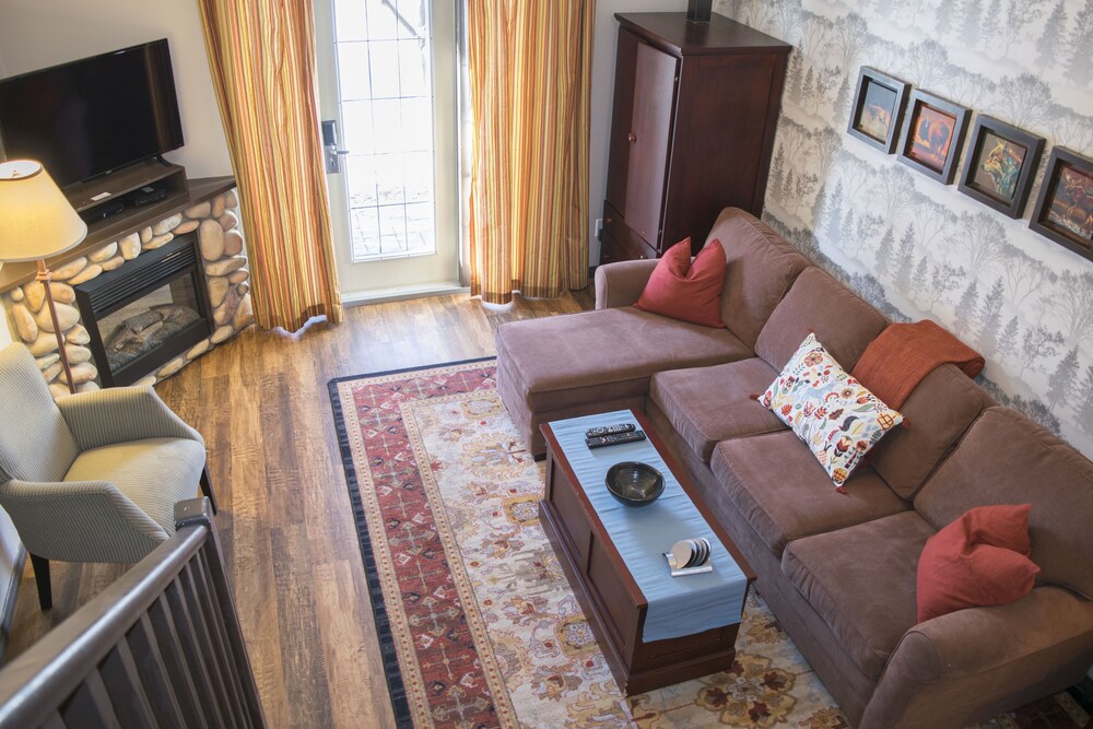 Two Bedroom Luxury Chalets - Living Room