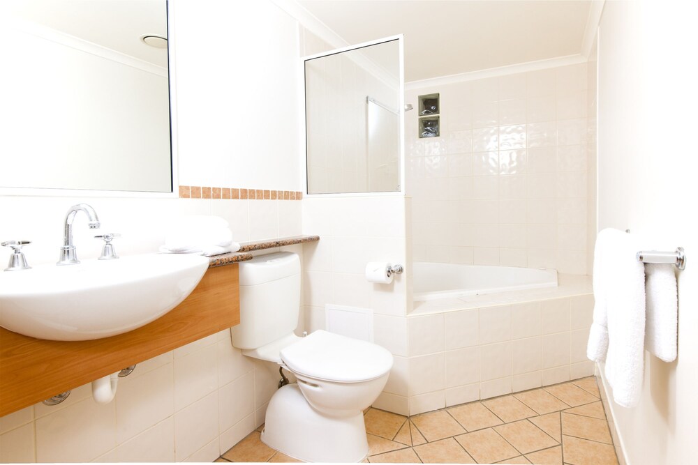 Two Bedroom Spa Suite - Bathroom
