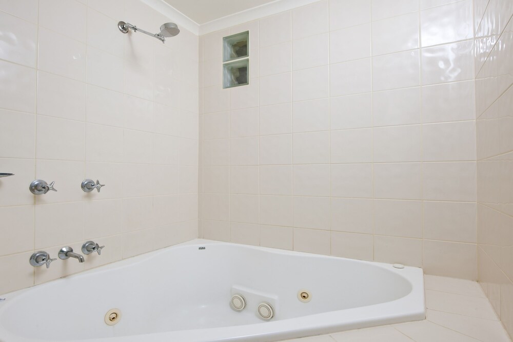 Two Bedroom Spa Suite - Jetted Tub