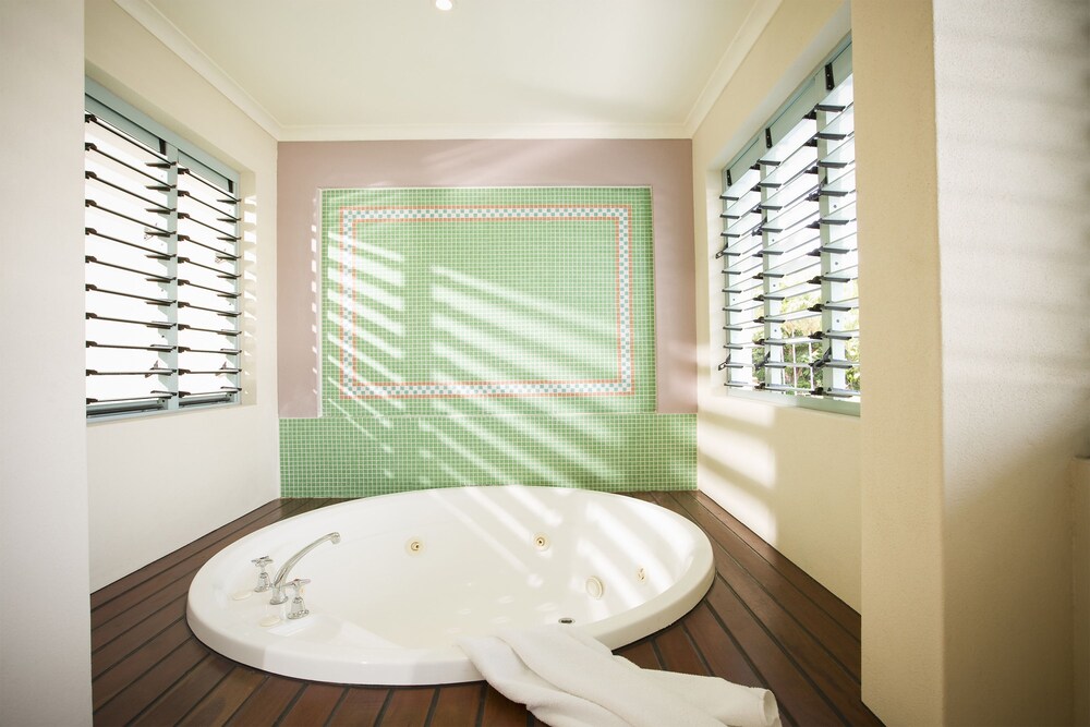 One Bedroom Spa Suite - Jetted Tub