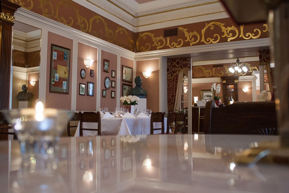 Hotel Bar