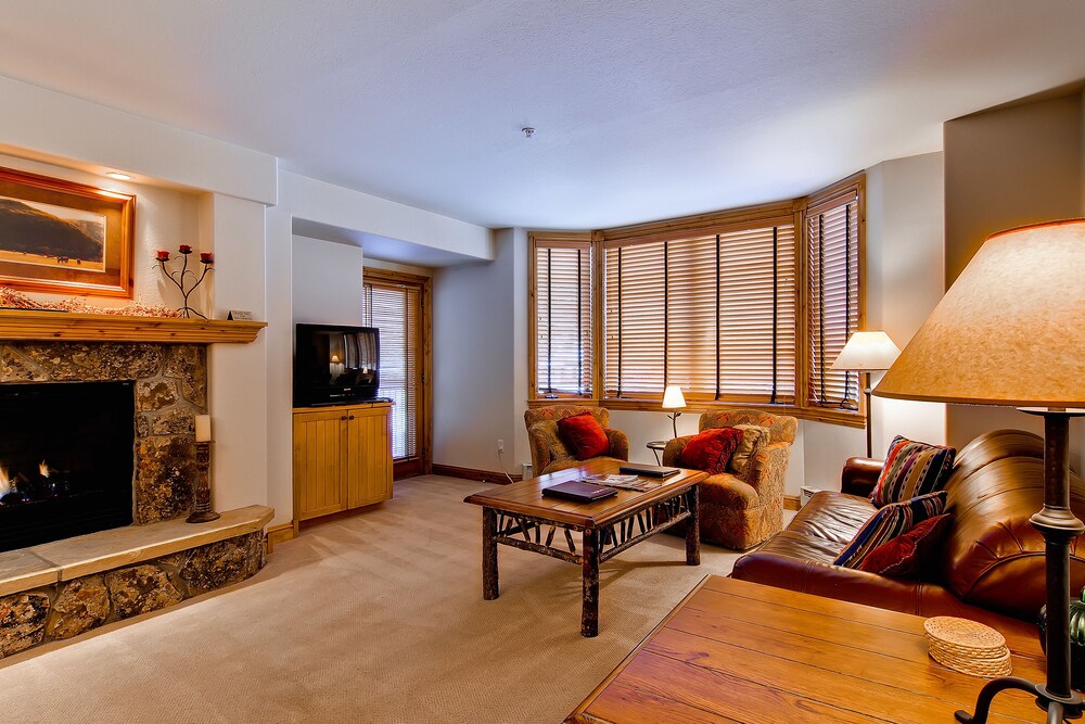 2 Bed/Den/3 Bath Creekside Condo - Living Room