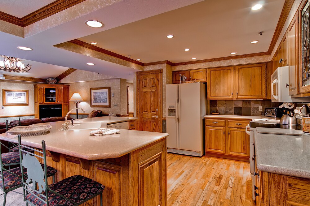 3 Bedroom/2 Bath Plaza Slopeside Condo - In-Room Kitchen