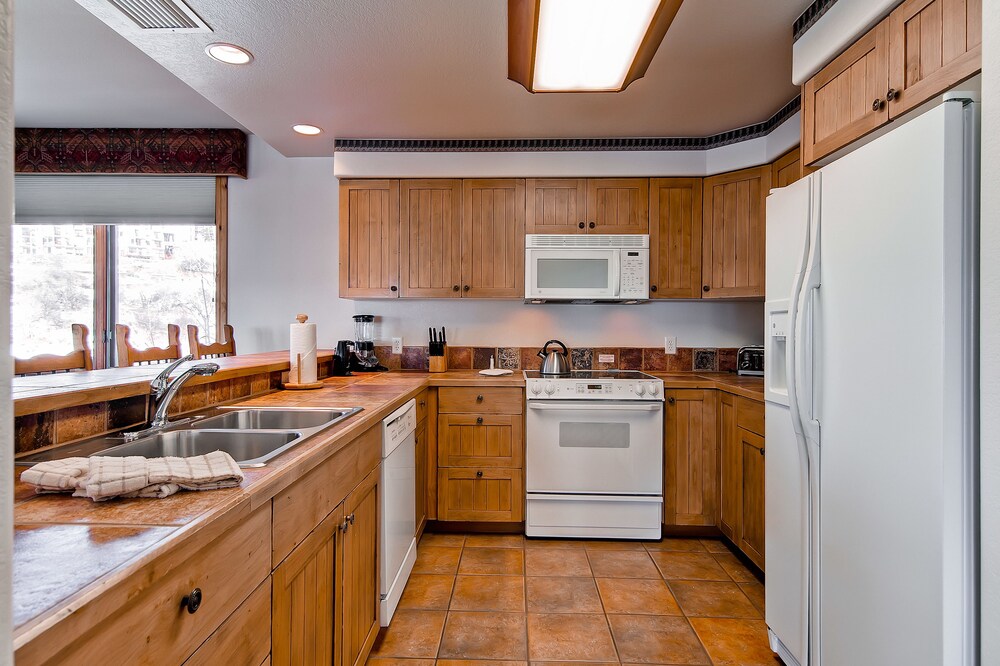 2 Bed/2 Bath Creekside Slopeside Condo - In-Room Kitchen