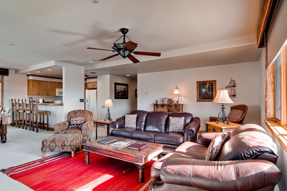 2 Bed/2 Bath Creekside Slopeside Condo - Living Room