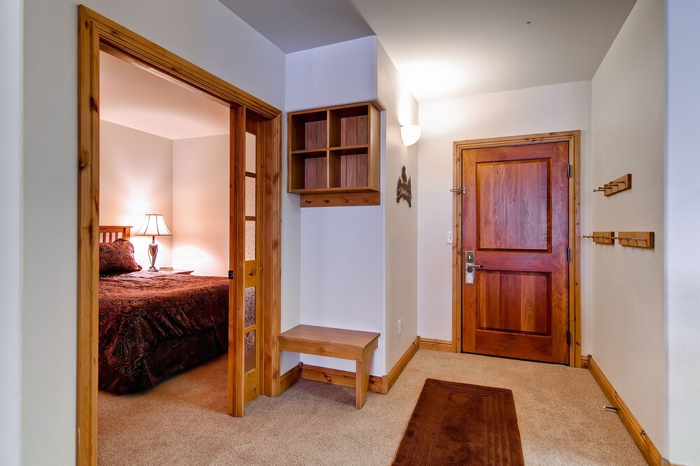 2 Bed/Den/3 Bath Creekside Condo - Guestroom
