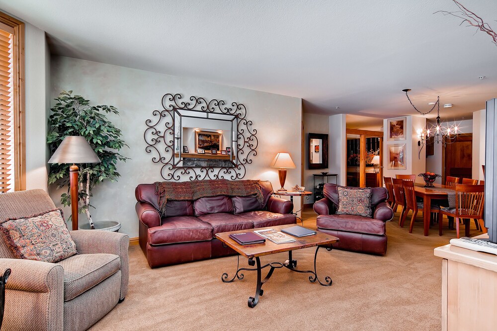 2 Bed/Den/3 Bath Creekside Condo - Living Room