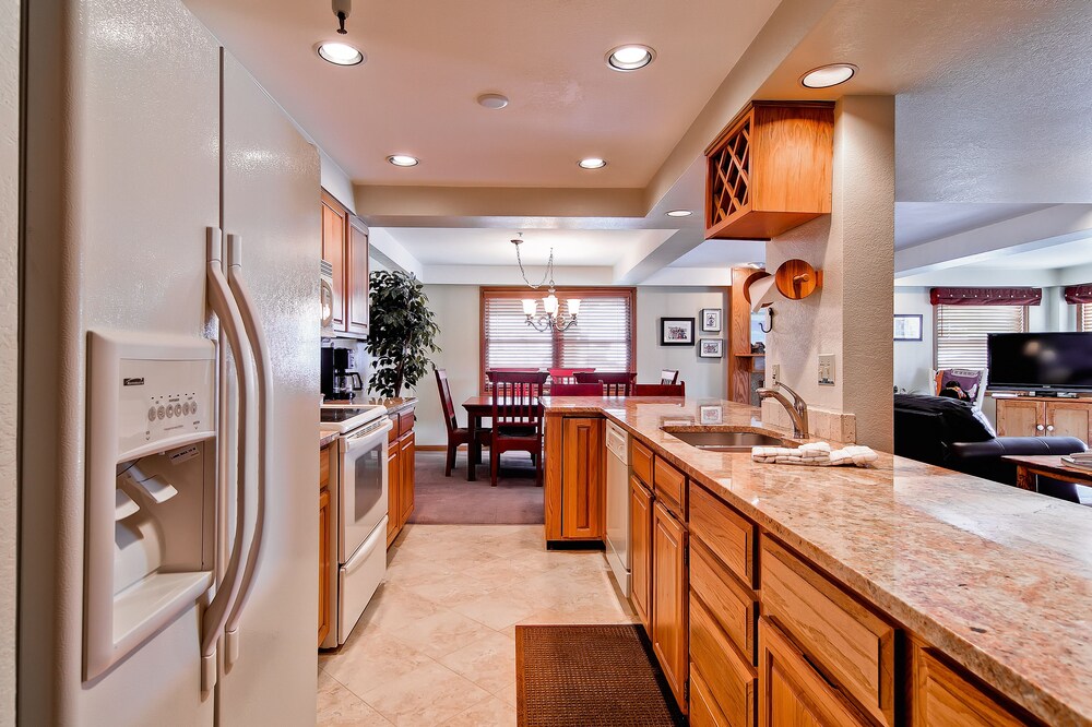 2 Bedroom/2 Bath Plaza Slopeside Condo - In-Room Kitchen