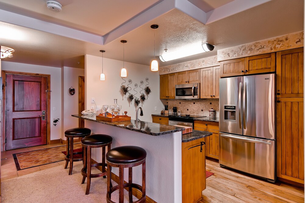 2 Bed/2 Bath Creekside Slopeside Condo - In-Room Kitchen