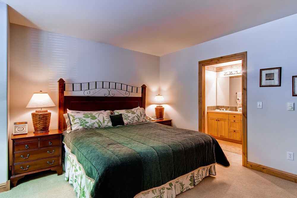 2 Bed/2 Bath Creekside Slopeside Condo - Guestroom
