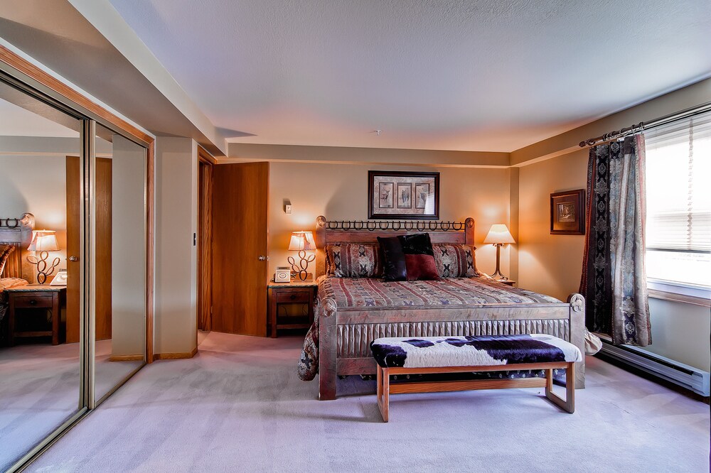 3 Bedroom/2 Bath Plaza Slopeside Condo - Guestroom