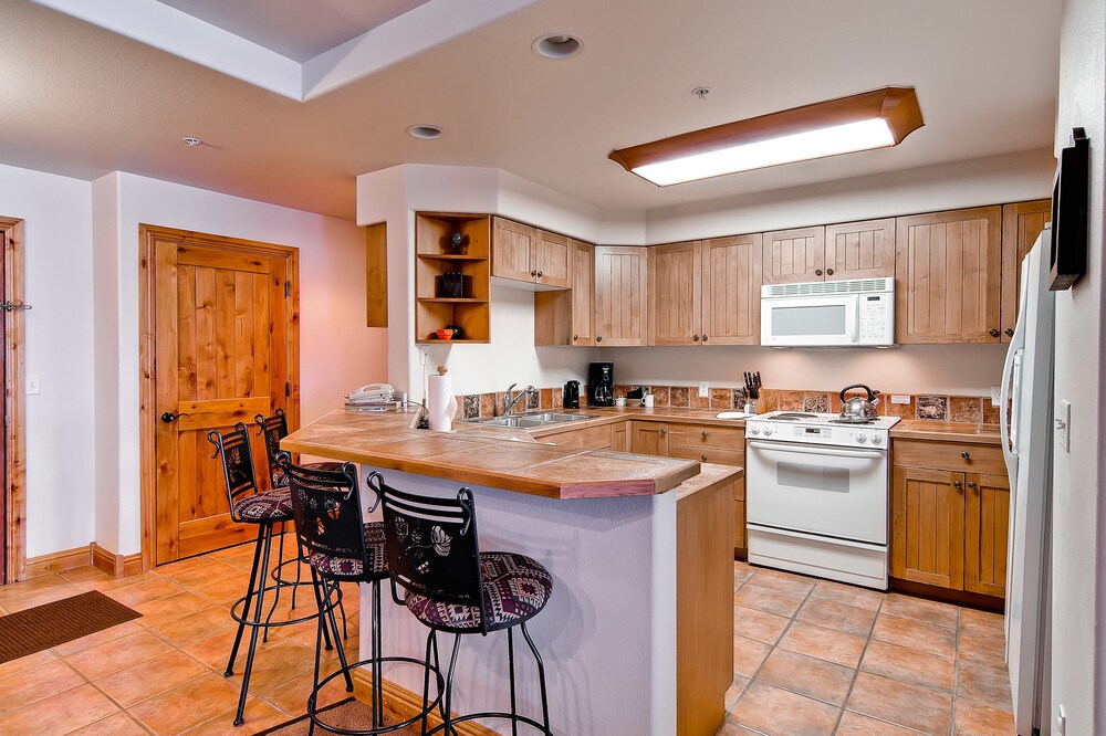 3 Bed/3 Bath Creekside Slopeside Condo - In-Room Kitchen