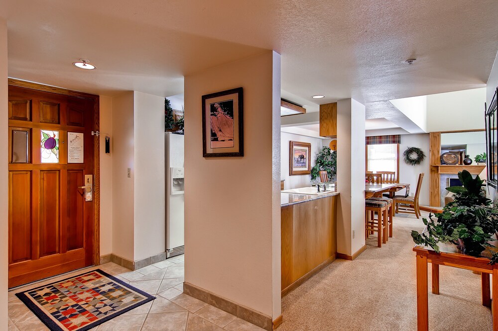 2 Bedroom/2 Bath Plaza Slopeside Condo - Living Area