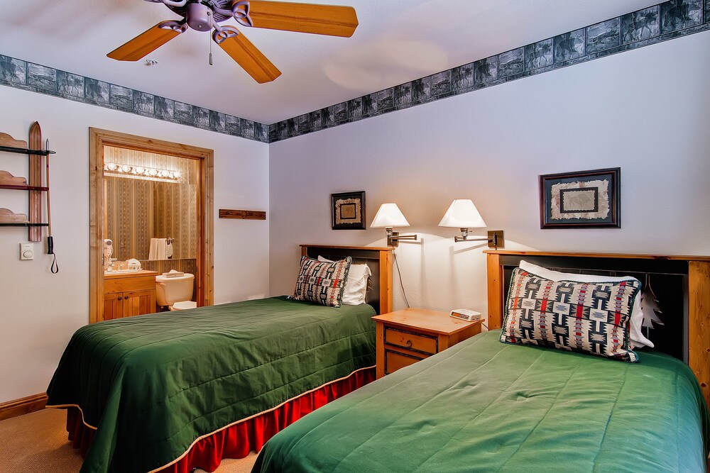 3 Bed/3 Bath Creekside Slopeside Condo - Guestroom