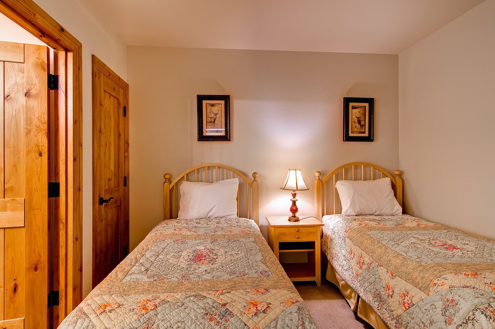 2 Bed/Den/3 Bath Creekside Condo - Guestroom