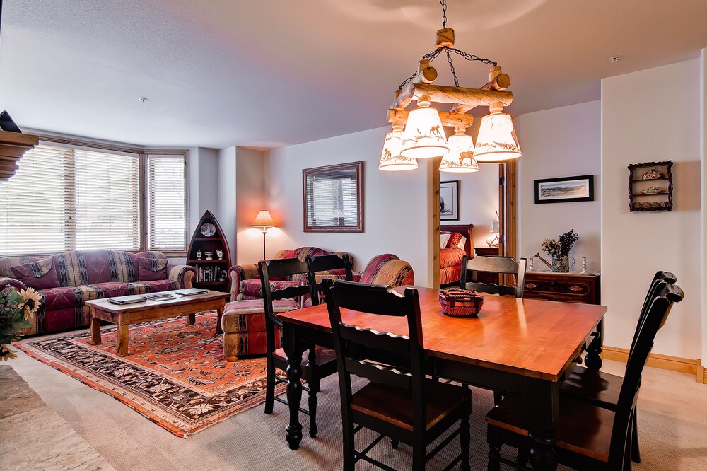 2 Bed/Den/3 Bath Creekside Condo - In-Room Dining